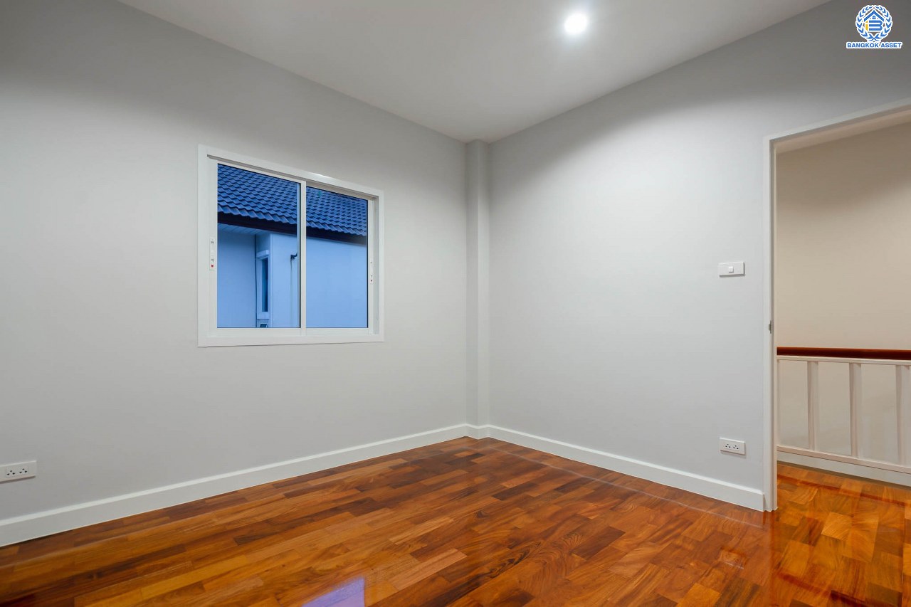 บ้านมือสองตกแต่งใหม่ โครงการ มณีรินทร์พาร์ค รัตนาธิเบศร์-ท่าอิฐ แบรนด์ Property Perfect เนื้อที่ 50 ตร.ว. ฟังก์ชัน 3 ห้องนอน 3 ห้องน้ำ จอดรถได้ 2 คัน บนทำเลศักยภาพ เชื่อมต่อทั้ง ถนนรัตนาธิเบศร์ และถนนราชพฤกษ์ ใจกลาง 2 เซ็นทรัลฯ ใกล้ทางด่วน "งามวงศ์วาน" และรถไฟฟ้า "สถานีบางรักน้อยท่าอิฐ"